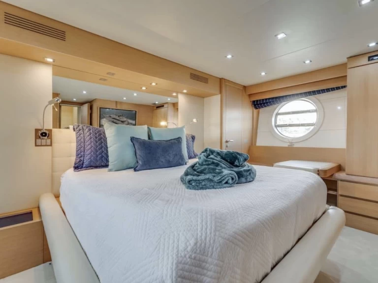 Hire Luxury Yacht with or without skipper Aicon Key Biscayne