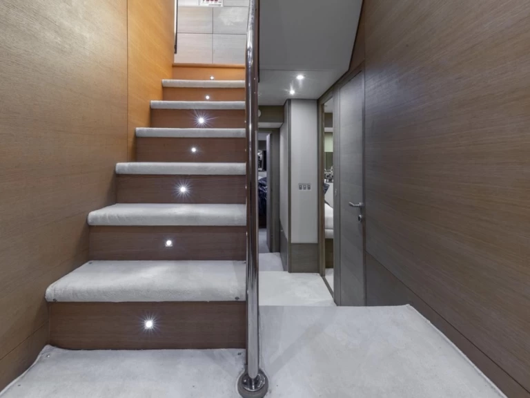 Hire Luxury Yacht Aicon with a boat licence