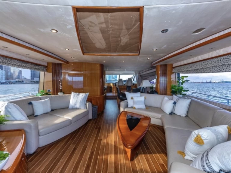 Yacht hire Miami Beach cheap Manhattan 80