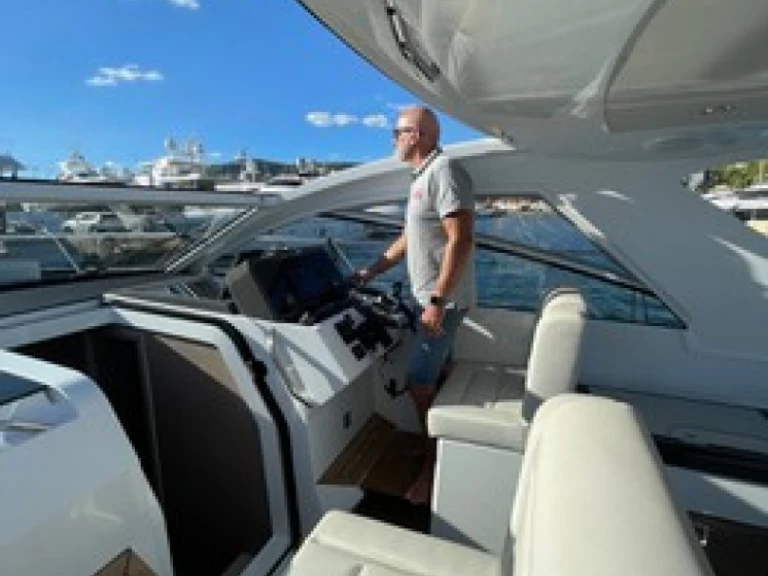 Hire Motorboat with or without skipper Sealine El Toro