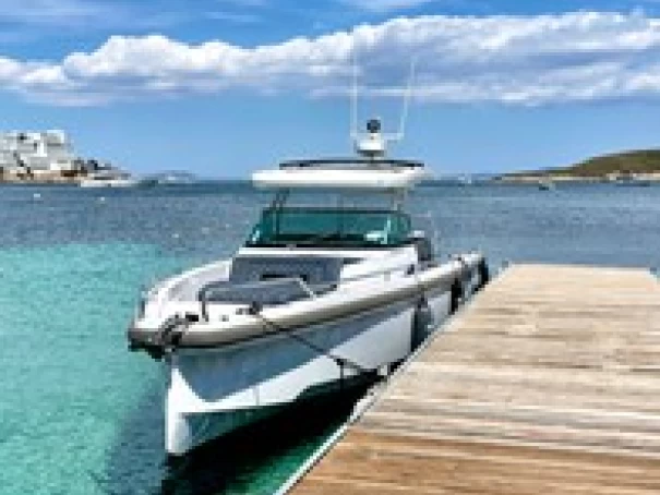 Hire Motorboat Axopar with a boat licence