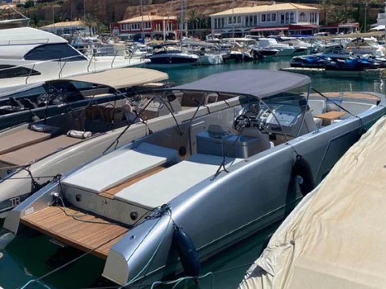 Hire Motorboat Frauscher with a boat licence