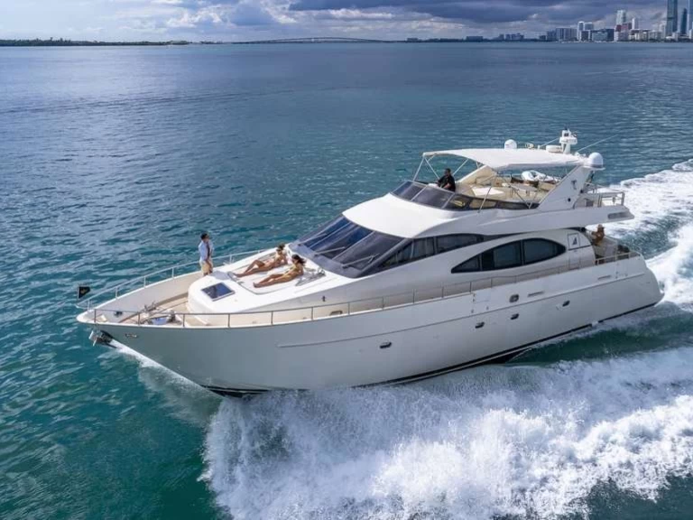 Charter a Azimut Azimut 70 in Miami Beach on Samboat