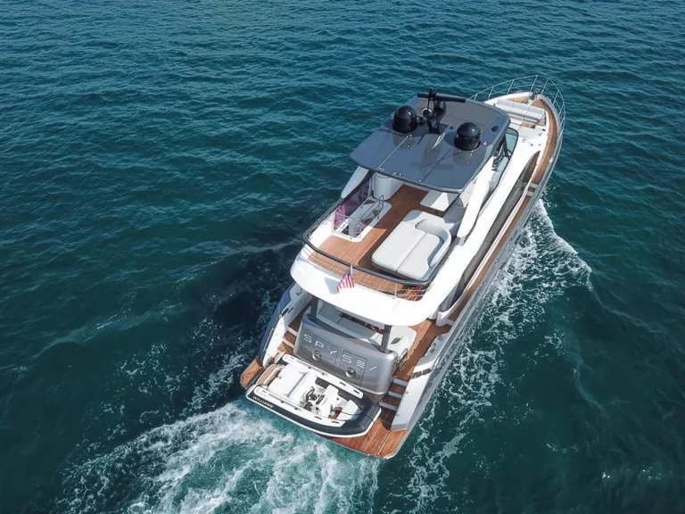 Charter a Azimut Azimut 68 Fly in Miami on Samboat
