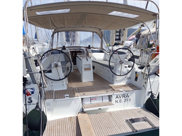 Hire a Bénéteau Oceanis 37.1 Lefkáda
