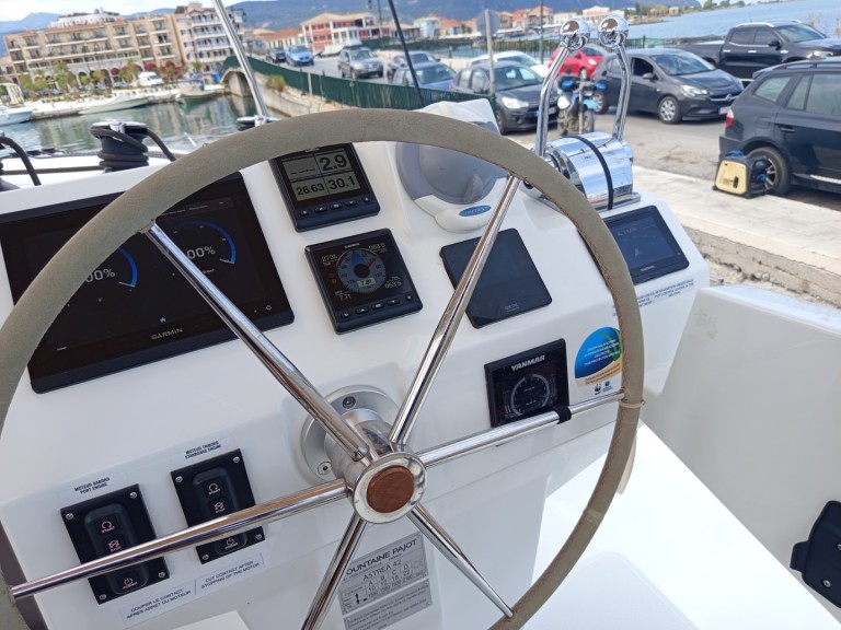 Catamaran hire in Lefkáda - Fountaine Pajot Astrea 42
