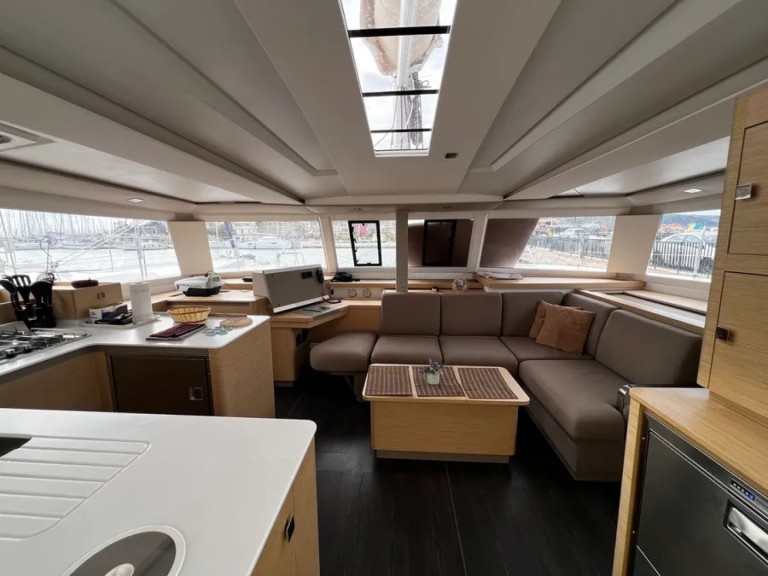 Charter a Fountaine Pajot Astrea 42 in Lefkáda on Samboat