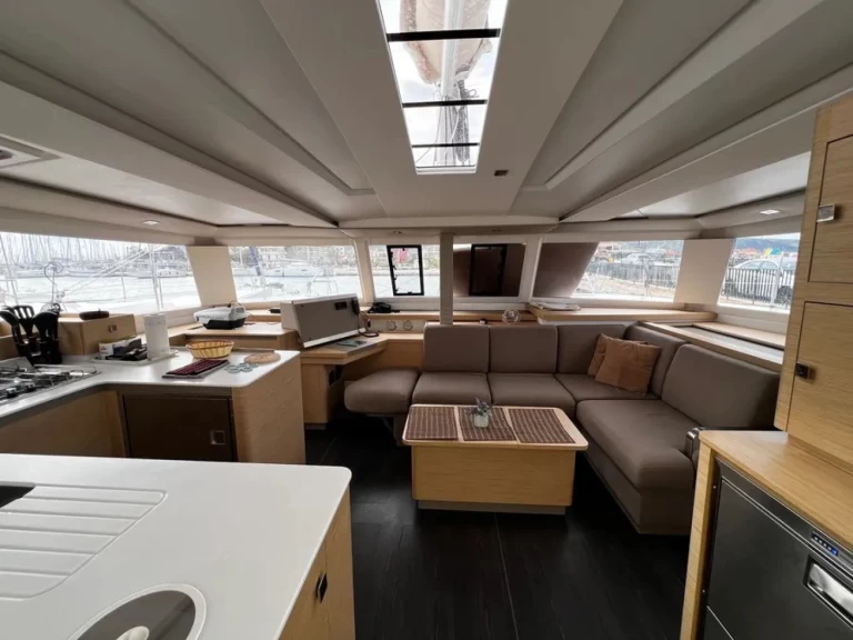 Charter a Fountaine Pajot Astrea 42 in Lefkáda on Samboat