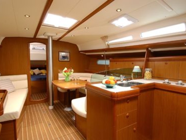 Sailboat to hire Neo Klima at the best price