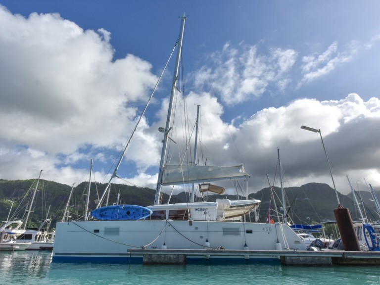 Hire Catamaran Lagoon with a boat licence