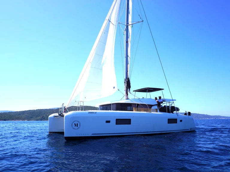 Hire Catamaran Lagoon with a boat licence