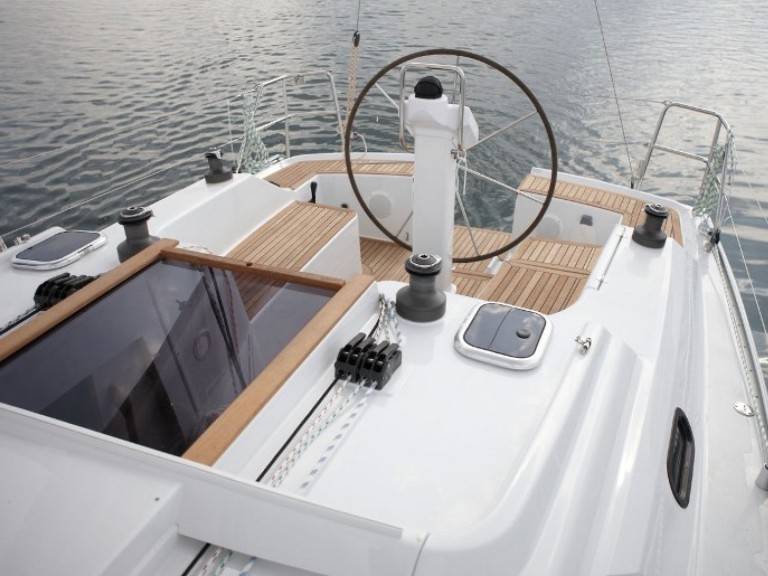 Sailboat to hire Alimos at the best price