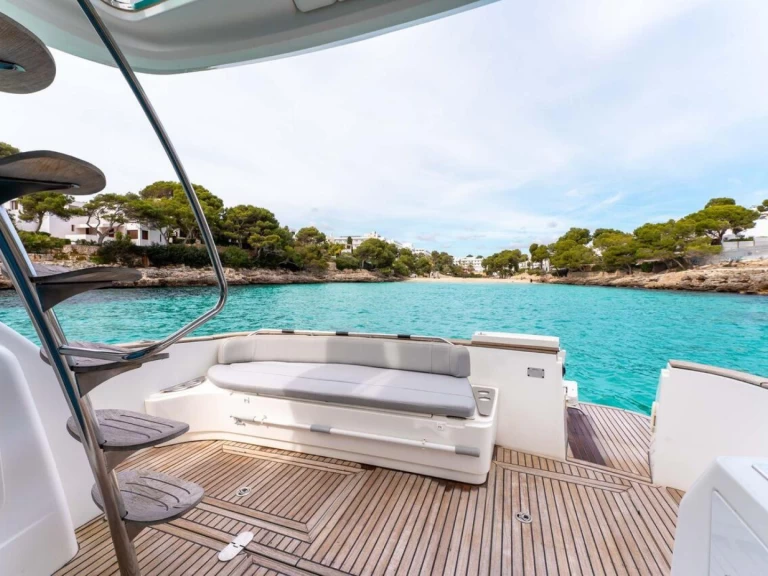 Hire Luxury Yacht Bénéteau with a boat licence