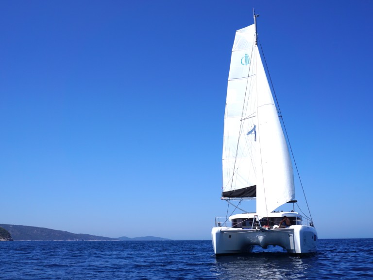 Hire Catamaran Lagoon with a boat licence