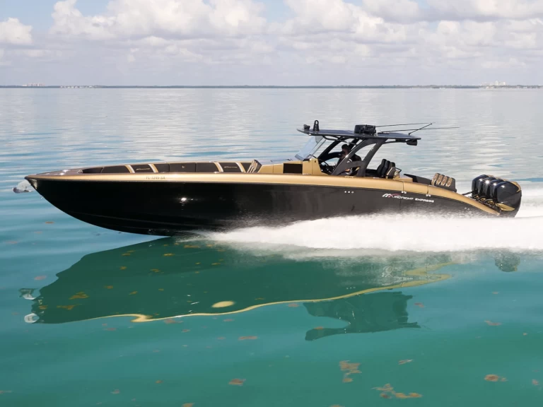 Hire Luxury Yacht Midnight Express with a boat licence