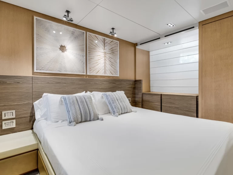 Hire Luxury Yacht San Lorenzo with a boat licence