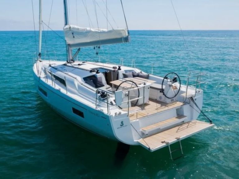 Charter a 4 OCEANIS 52 in Arzon on Samboat