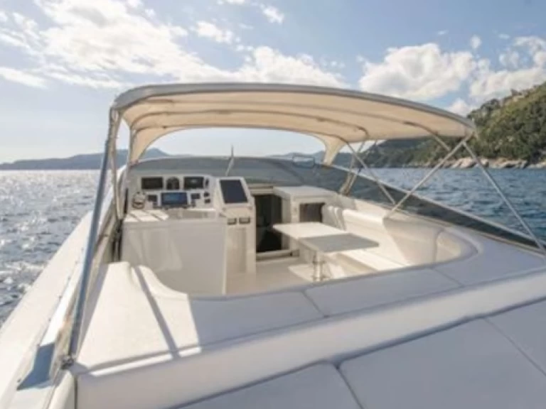 Hire Motorboat Magnum with a boat licence