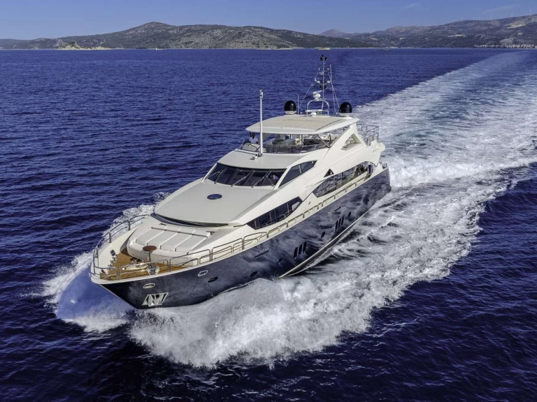 Hire Luxury Yacht Sunseeker with a boat licence