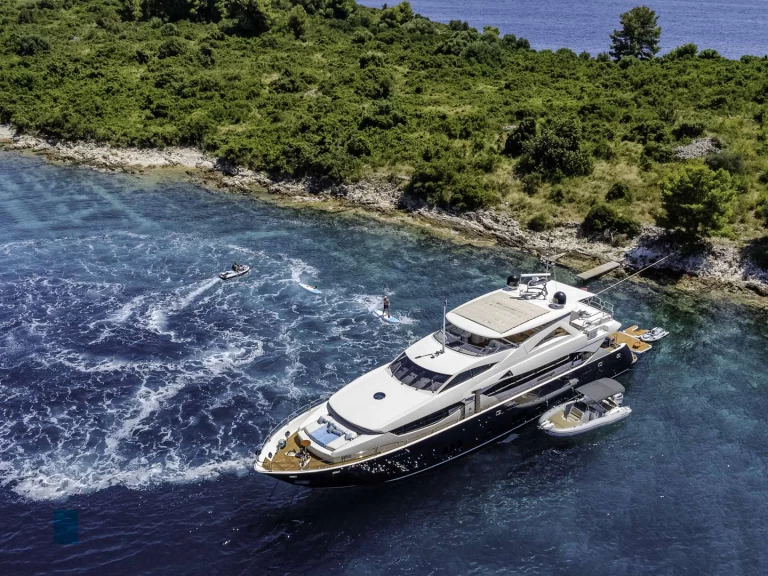 Hire Luxury Yacht Sunseeker with a boat licence