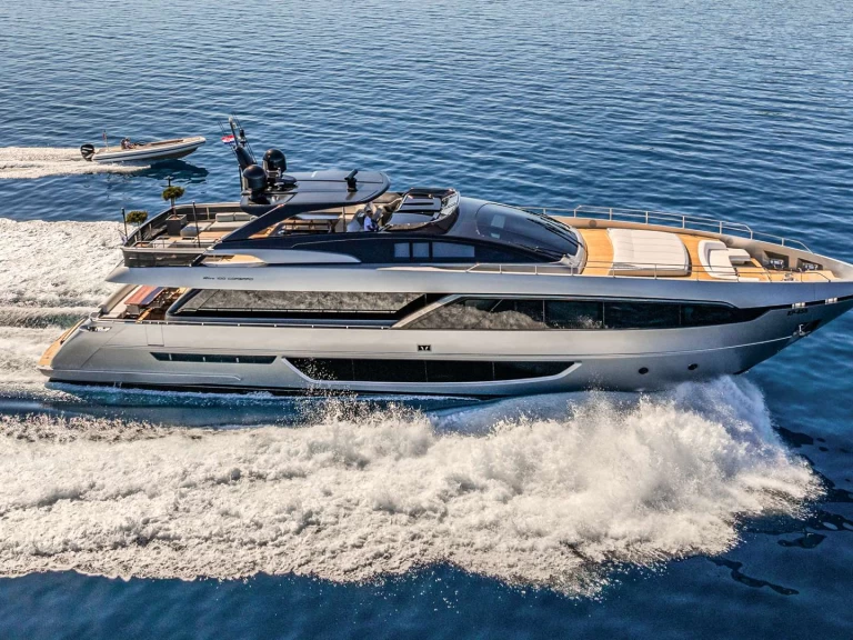 Hire Luxury Yacht Riva with a boat licence