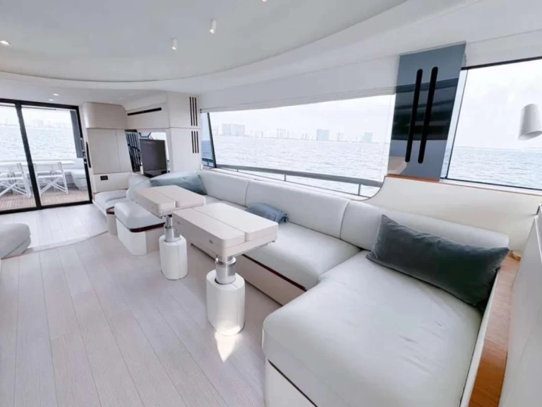 Hire Luxury Yacht with or without skipper Azimut Miami Beach