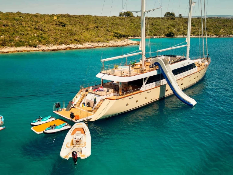 Hire Luxury Yacht  with a boat licence