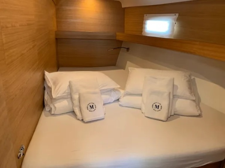 Sailboat to hire Seget Donji at the best price