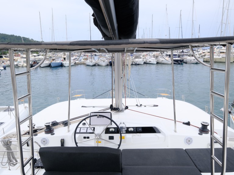 Hire Catamaran Lagoon with a boat licence