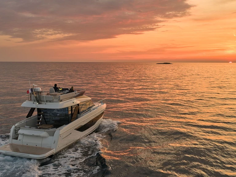 Hire Luxury Yacht Prestige Yachts with a boat licence