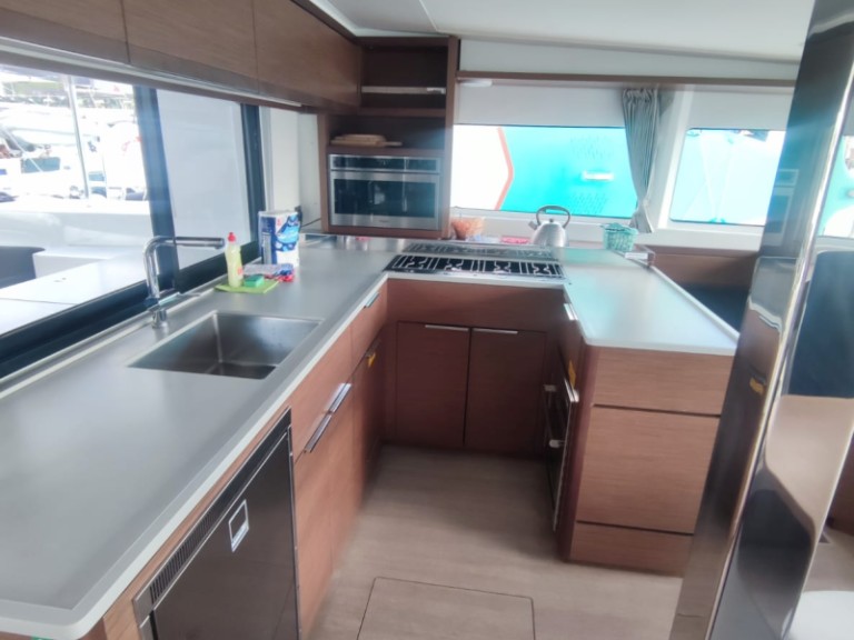 Yacht hire Trogir cheap Lagoon 46