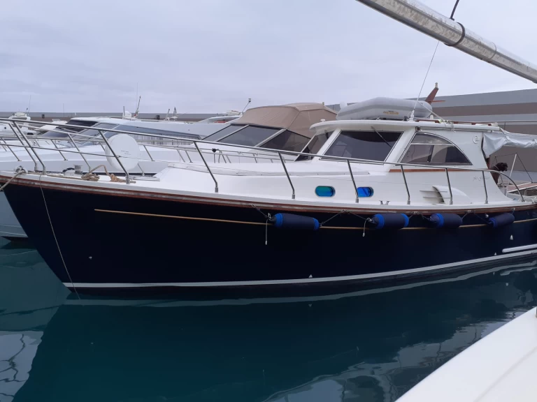 Charter a Cantieri Estensi Gold star 360 C in Alassio on Samboat