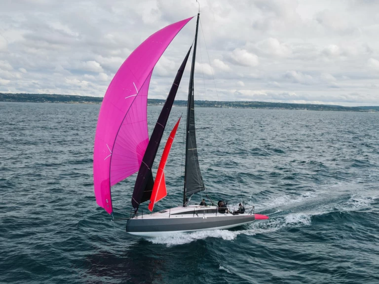 Sailboat to hire La Trinité-sur-Mer at the best price