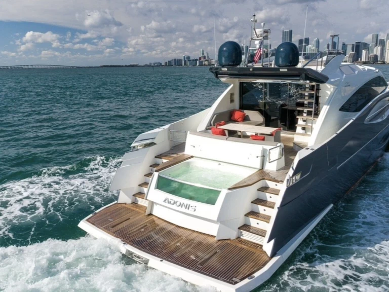 Hire Luxury Yacht Numarine with a boat licence