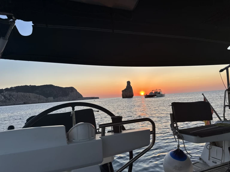 Charter a Bénéteau Sense 50 in Real Club Nàutic de València on Samboat