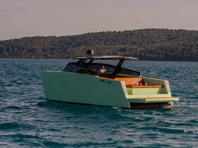 Hire Motorboat Felix with a boat licence