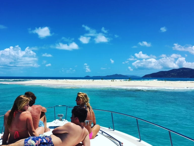 Hire Luxury Yacht Sea Ray with a boat licence