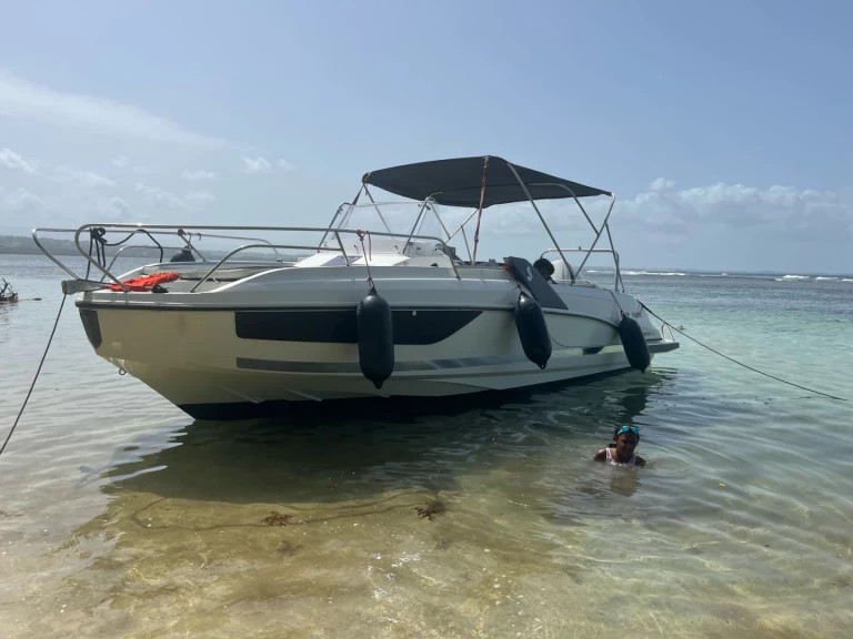 Hire a Bénéteau Flyer 7.7 SPACEdeck Pointe-à-Pitre