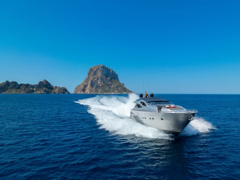 Hire Luxury Yacht Pershing with a boat licence