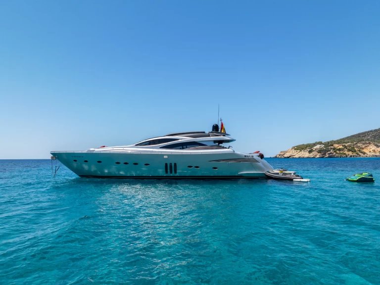 Hire Luxury Yacht Pershing with a boat licence