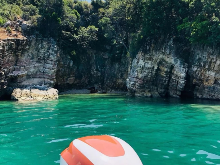 Motorboat to hire Sarandë at the best price