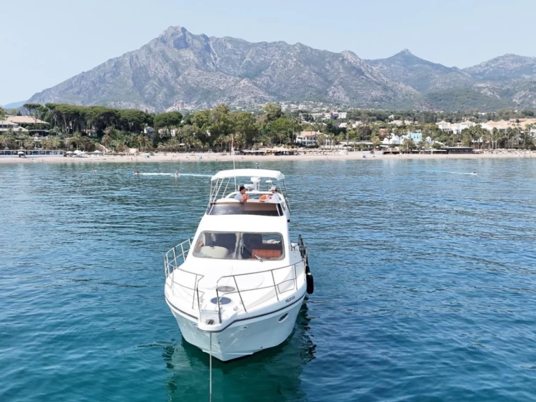 Hire Luxury Yacht Doqueve with a boat licence