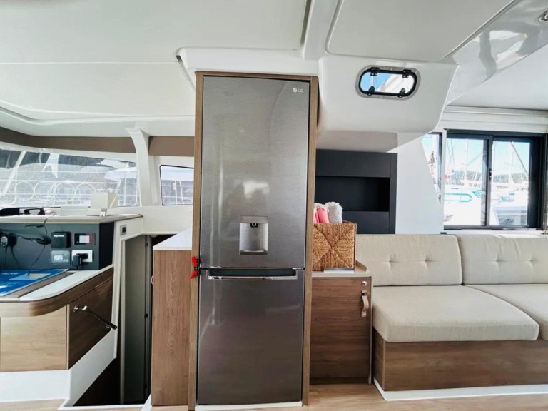 Catamaran to hire Lefkáda at the best price