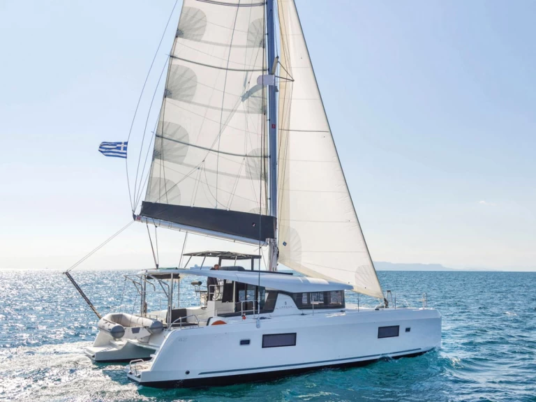 Charter a Lagoon Lagoon 42 in Lávrio on Samboat