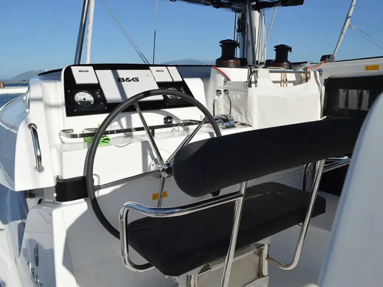Hire Catamaran Lagoon with a boat licence