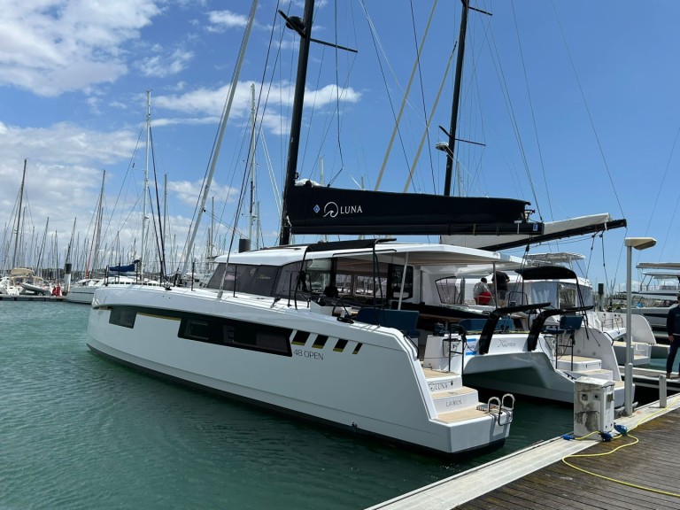 Catamaran to hire Lávrio at the best price