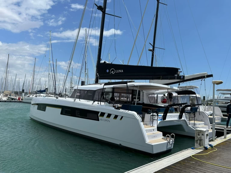Catamaran to hire Lávrio at the best price