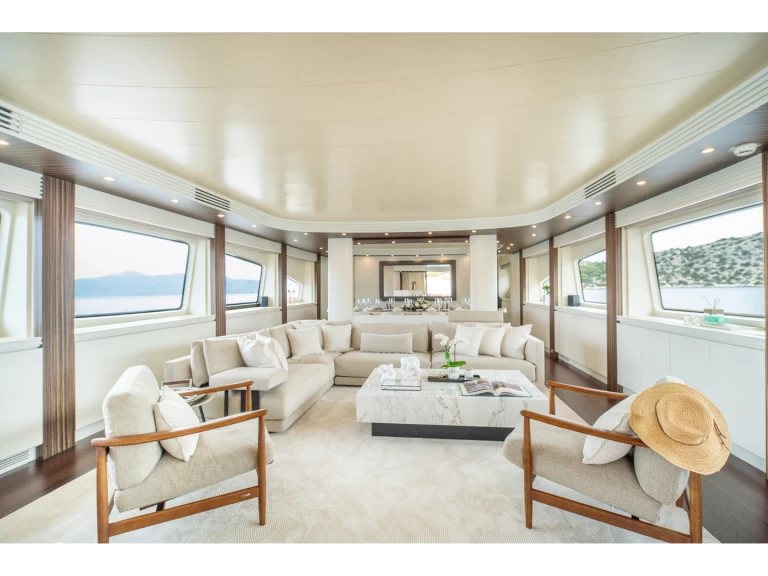 Hire Luxury Yacht  with a boat licence