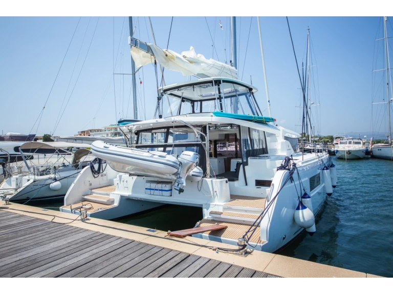 Hire Catamaran Lagoon with a boat licence
