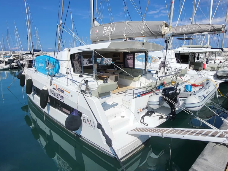 Yacht hire Golfo Aranci cheap Bali Catsmart
